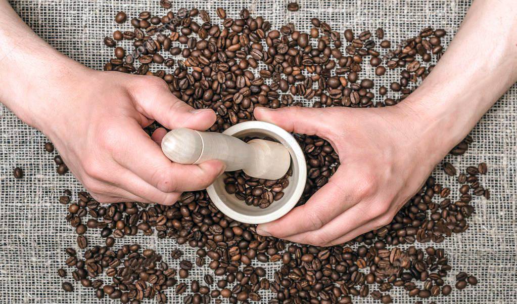 Можно ли измельчить твердые кофейные зерна без кофемолки?
