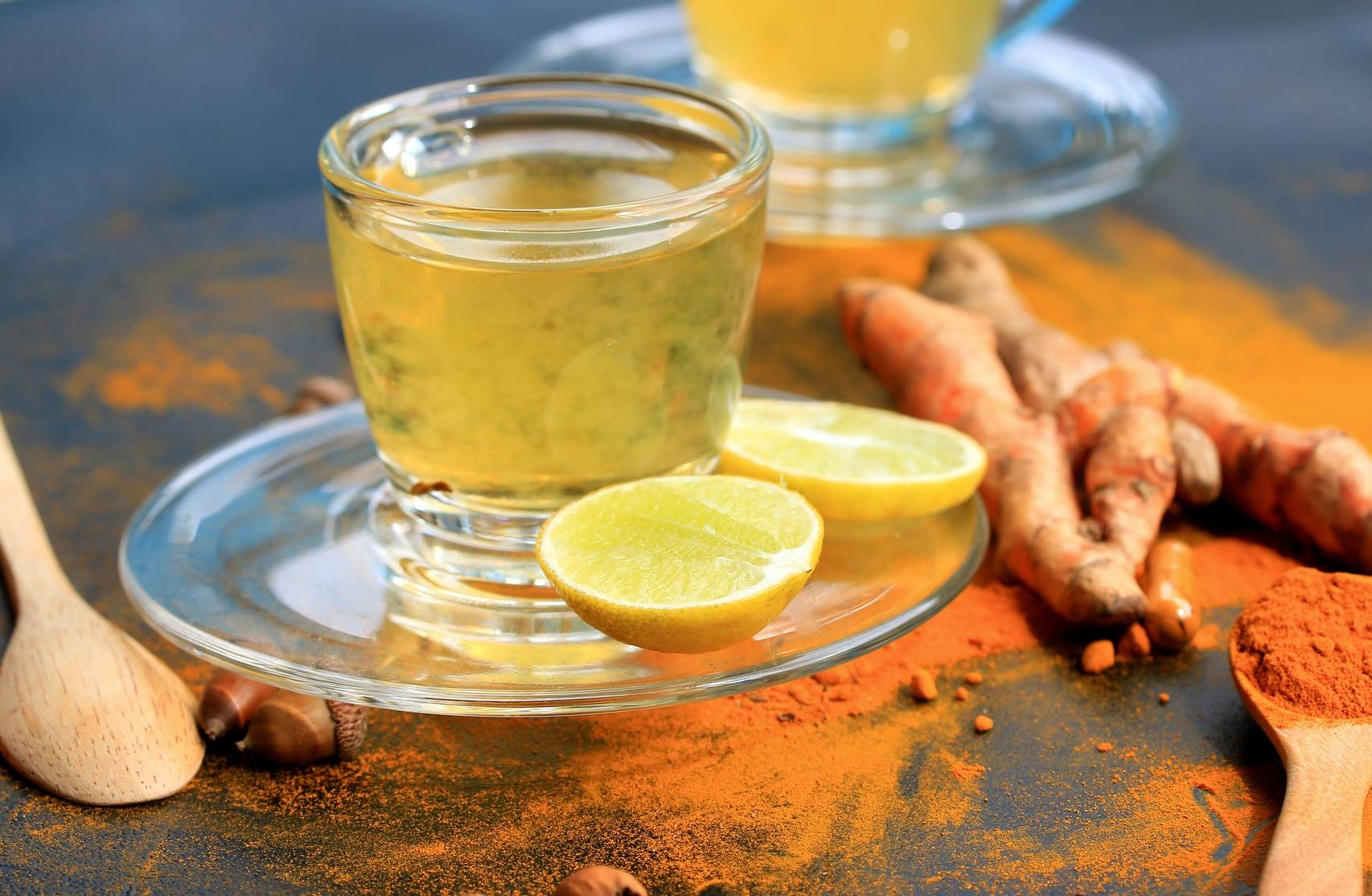 Чай с куркумой: рецепты как правильно заваривать с имбирем, корицей и зеленым чаем, а также польза и вред и сколько грамм в ложке