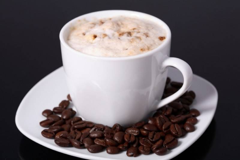 Кофе повышает или понижает давление у человека, и сколько чашек напитка можно выпить гипертоникам?