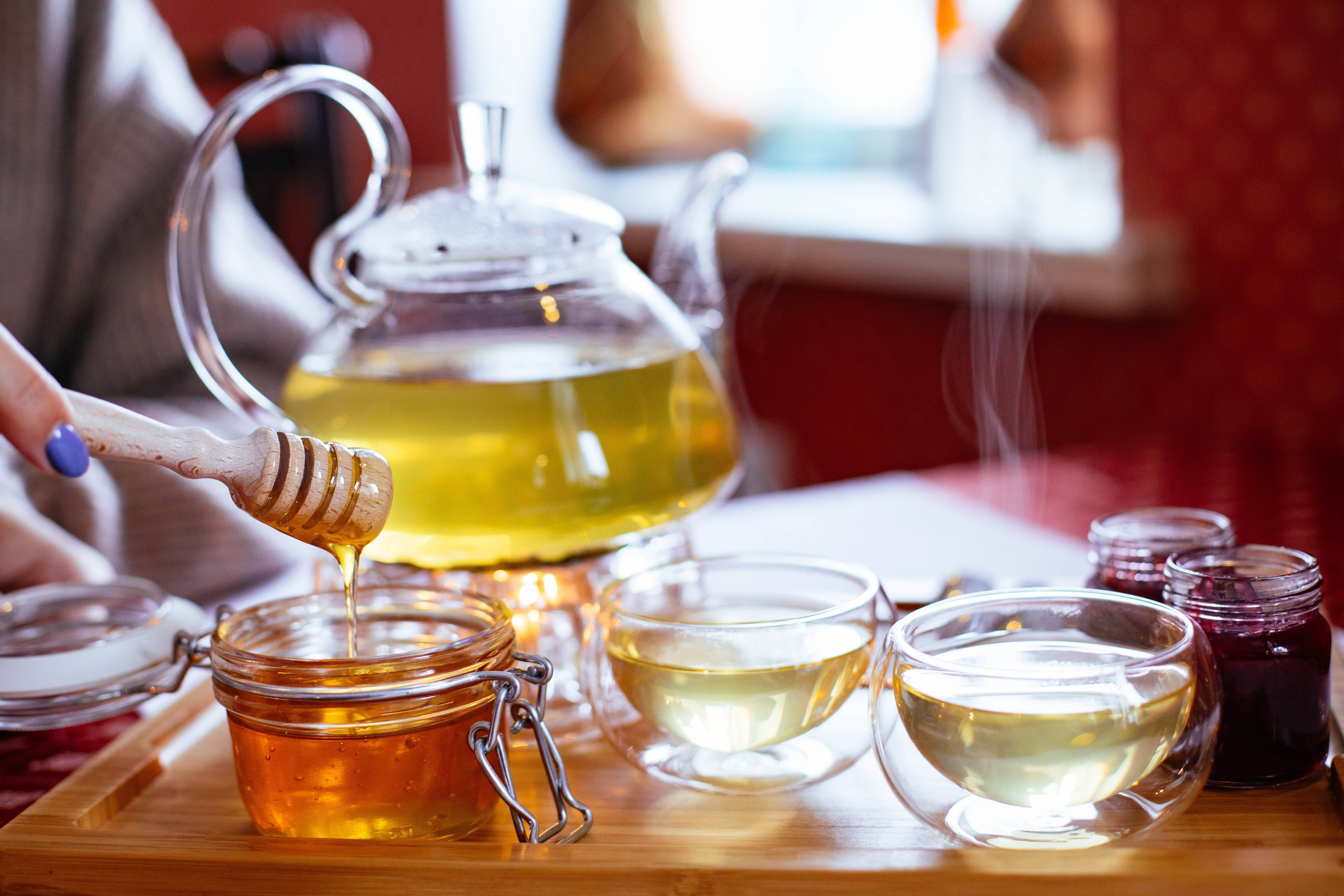 Можно ли добавлять мед в горячий чай