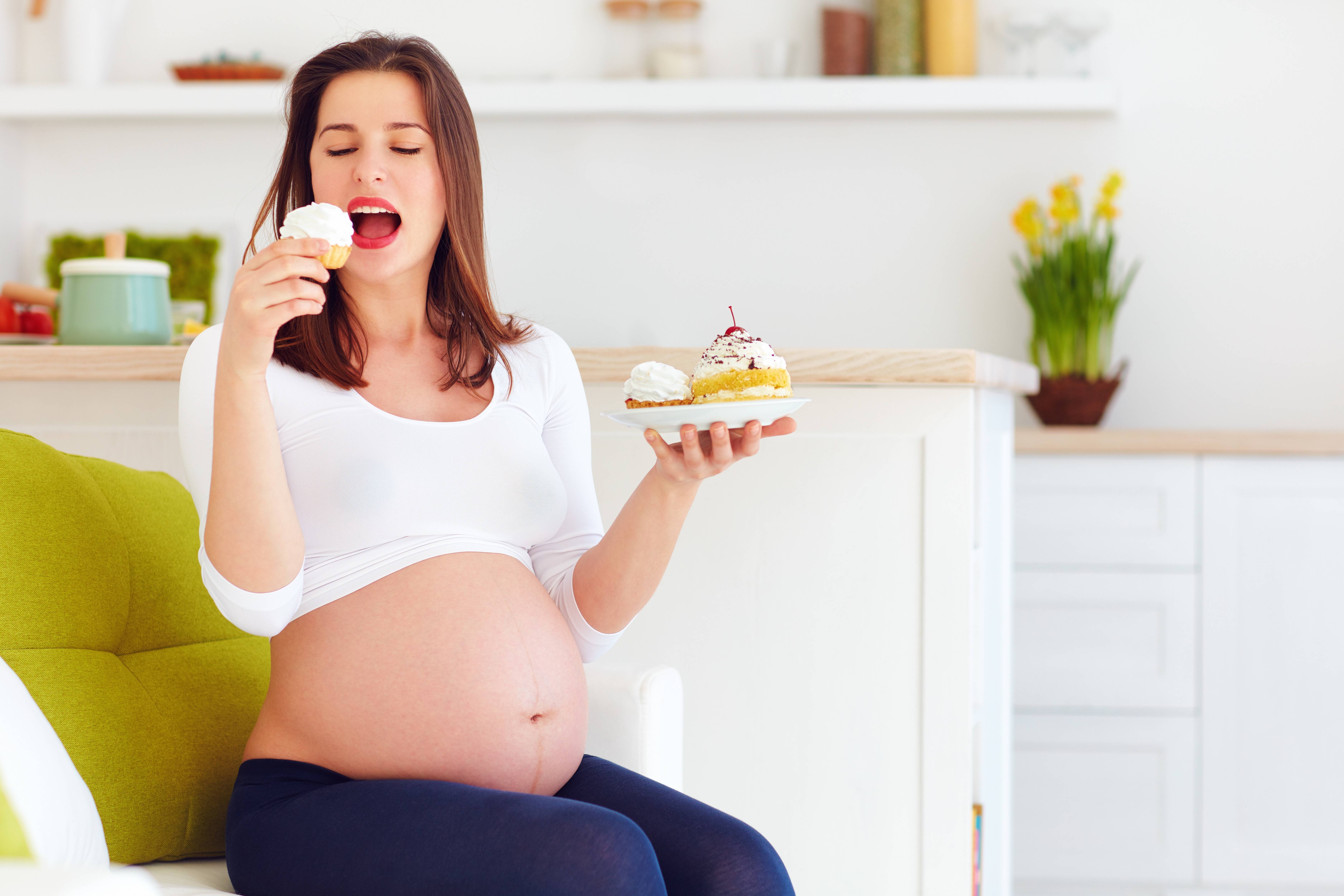 Лишний вес при беременности. Беременные женщины. Беременные женщины с едой.