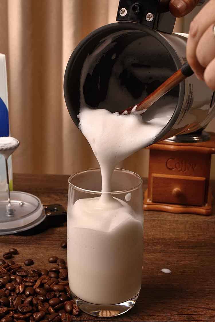 Как взбить молоко и сливки френч прессом для капучино и эспрессо
