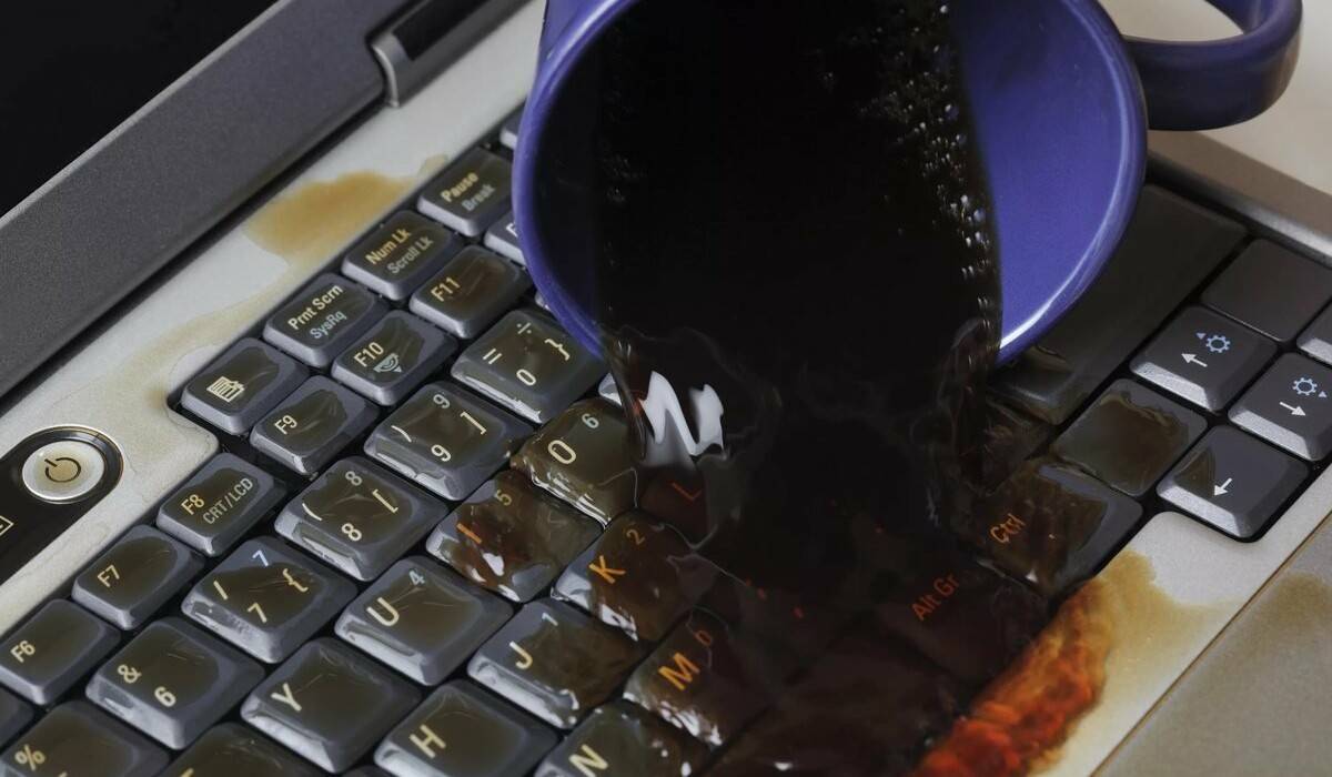 Пролил жидкость на клавиатуру ноутбука или компьютера – что делать, чтобы предотвратить поломку?