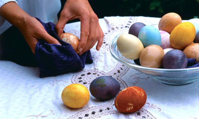 Как и чем красить яйца на пасху 2021 в домашних условиях — 10 способов крашеных яиц и украшений