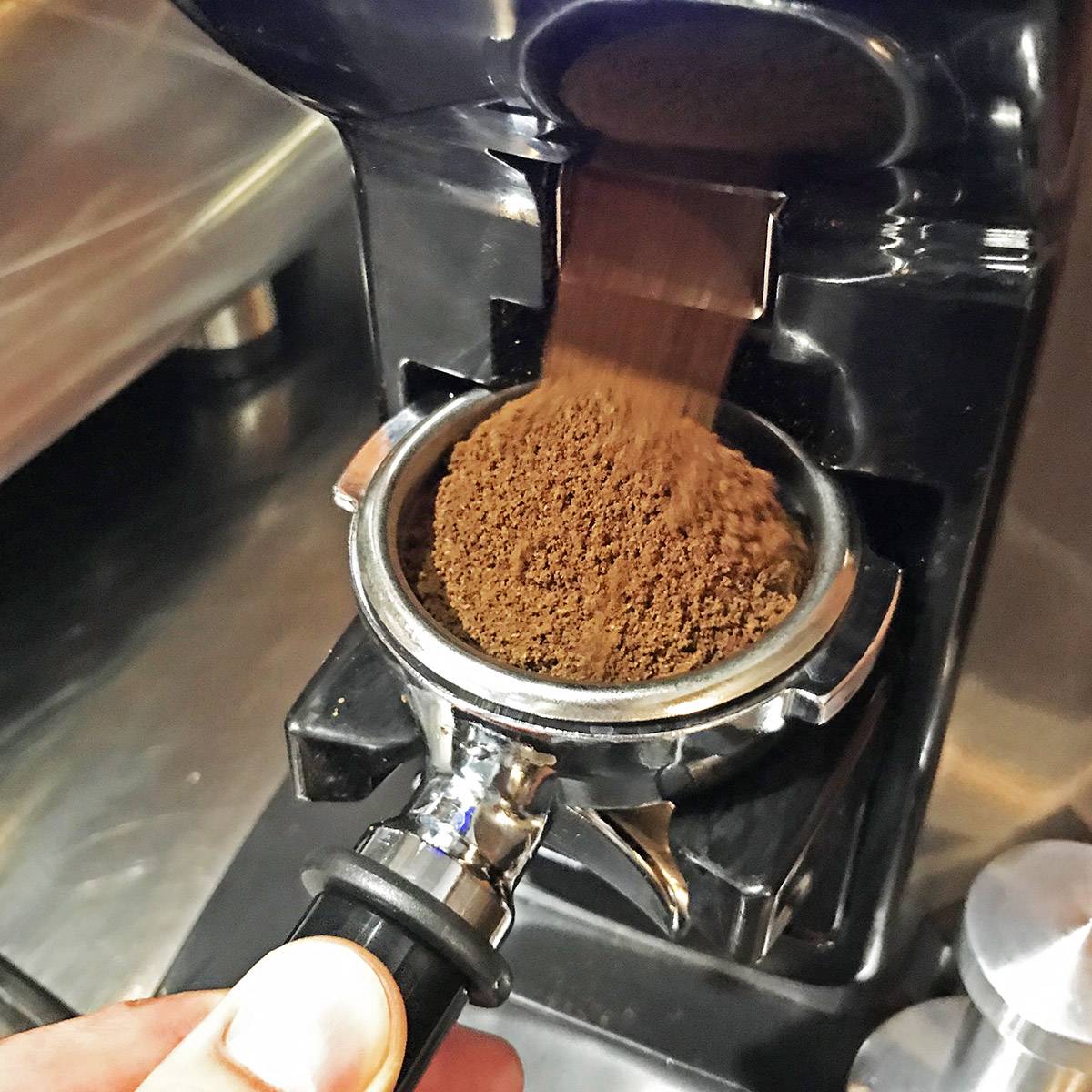 Как выбрать кофе для рожковой кофеварки: имеет ли значение помол кофейных зерен