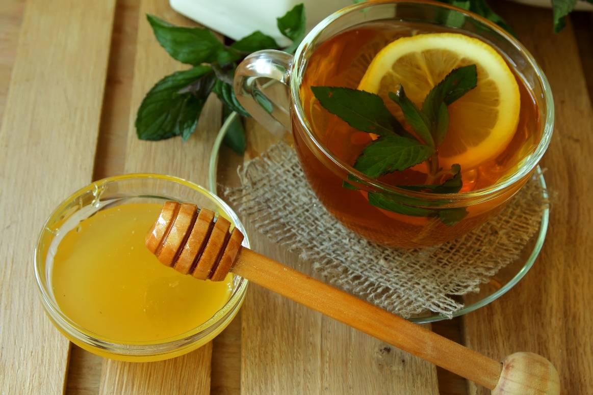 Почему нельзя класть мед в горячий чай, можно ли его добавлять