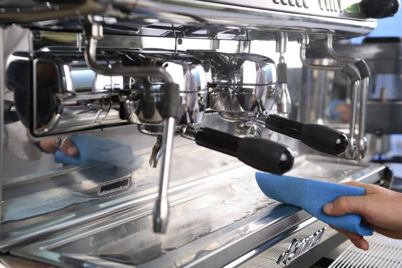Как почистить кофемашину от накипи и кофейных масел
