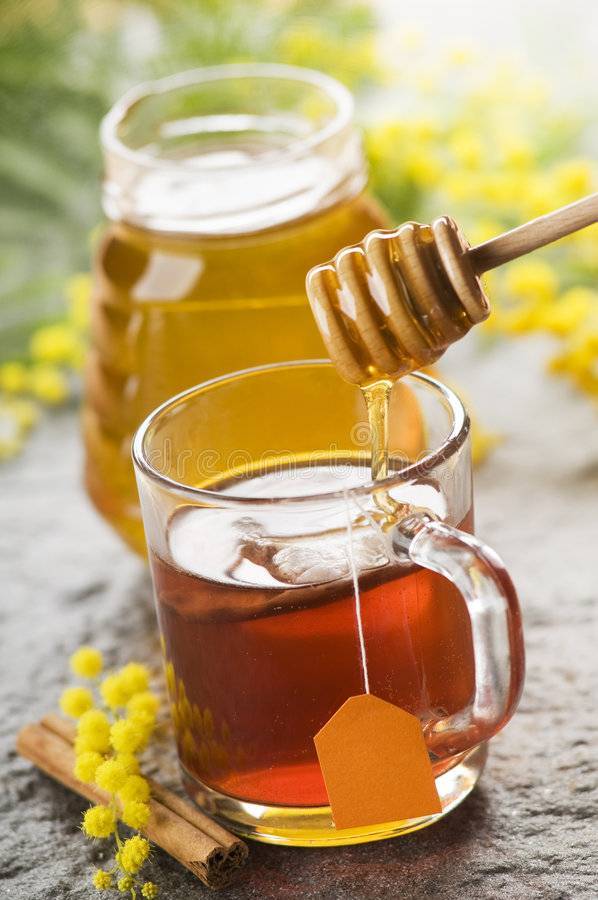 Можно ли в горячий чай добавлять мед, как пить чай с медом
