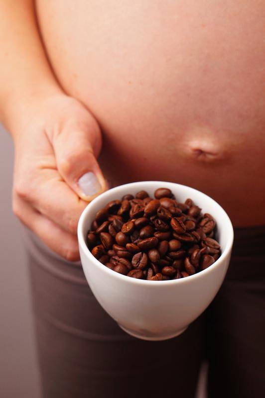 Можно ли беременным кофе с молоком растворимый или молотый, допустимо ли пить его во время 1, 2 и 3 триместра, например, утром, если нельзя, то почему?