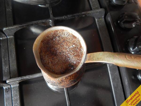 Как поэтапно варить кофе в турке на плите дома: секреты