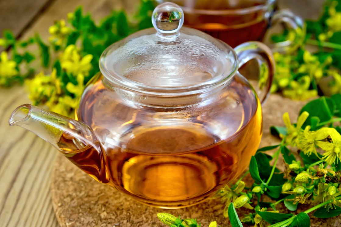 Чай из зверобоя - польза и вред для мужчин и женщин