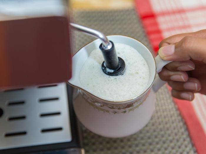 Как правильно выбрать и взбить молоко для кофе – советы