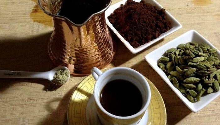 Кофе с кардамоном, полезные свойства, рецепты приготовления: в турке, с корицей.