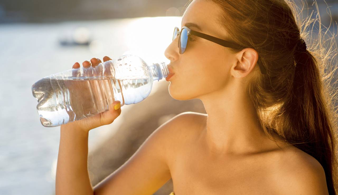 Сколько нужно пить воды в день летом