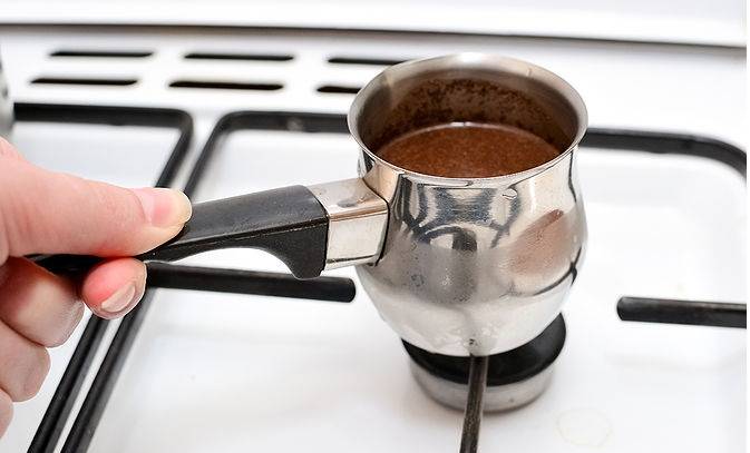 Как варить кофе в кастрюле на плите: пошаговая инструкция, 4 крутых рецепта, способы отчистить посуду от пригоревшего кофе