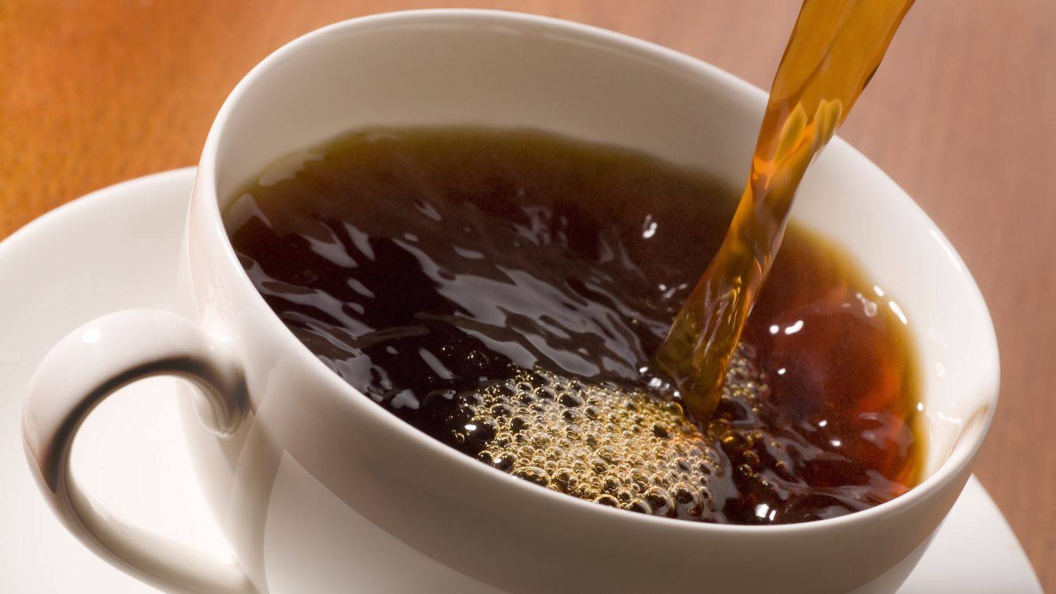Есть ли кофеин в зеленом чае? сравнение по количеству содержания с кофе и черным чаем, где больше, сколько содержит и как уменьшить