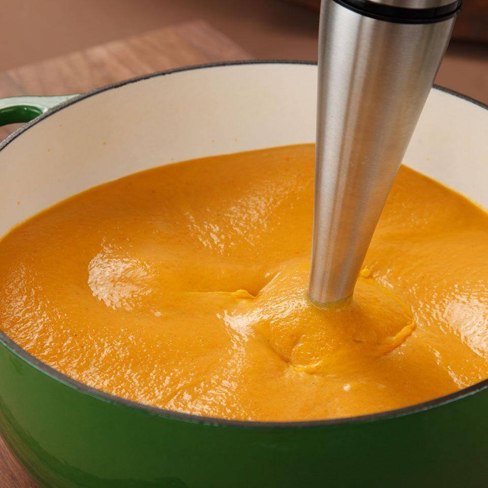 Блендер делают пюре. Блендер для супа пюре. Погружной блендер для пюре. Морковное пюре в блендере. Протирают овощи для супа пюре.