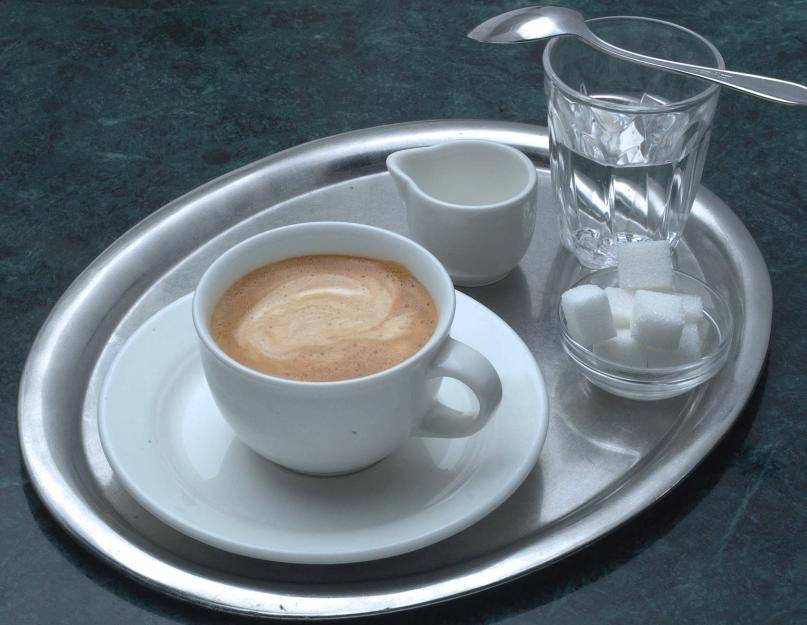 Как пить эспрессо: почему эспрессо подают со стаканом воды