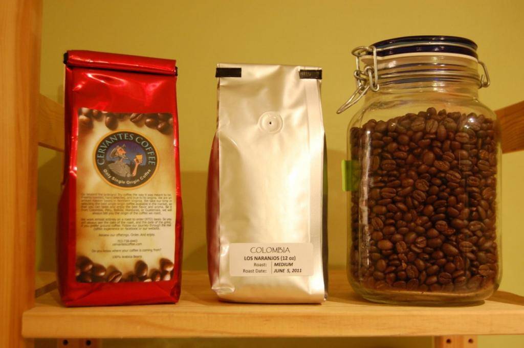 Как хранить кофе в зернах: упаковка, температура, влажность