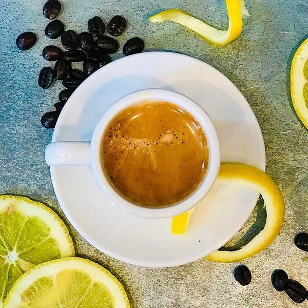 Пить кофе с лимоном: польза или вред?