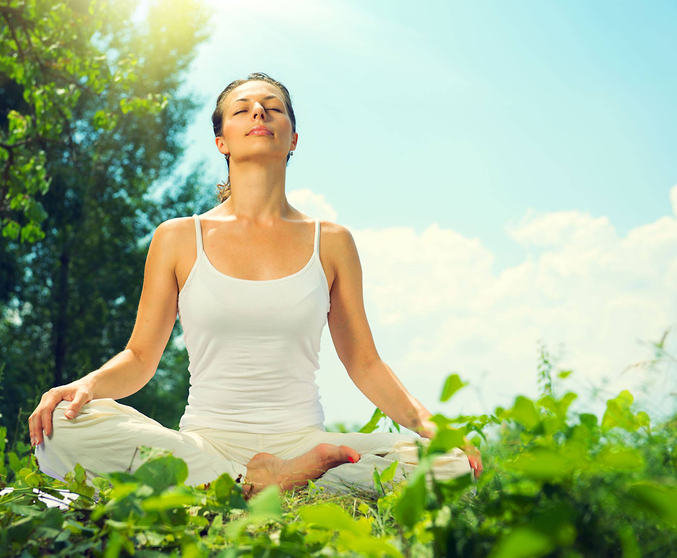 Медитация на женственность. Здоровая женщина. Человек дышит. Дышать свежим воздухом. Здоровый образ жизни йога.
