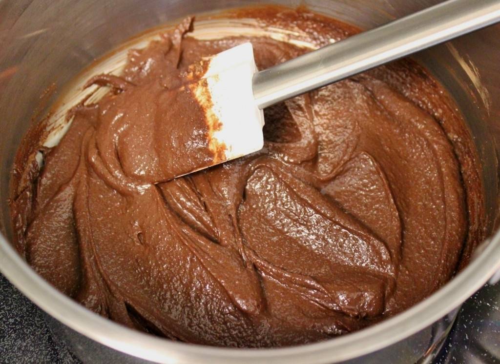 Глазурь из шоколада и сливок для тортов и других шоколадных изделий
