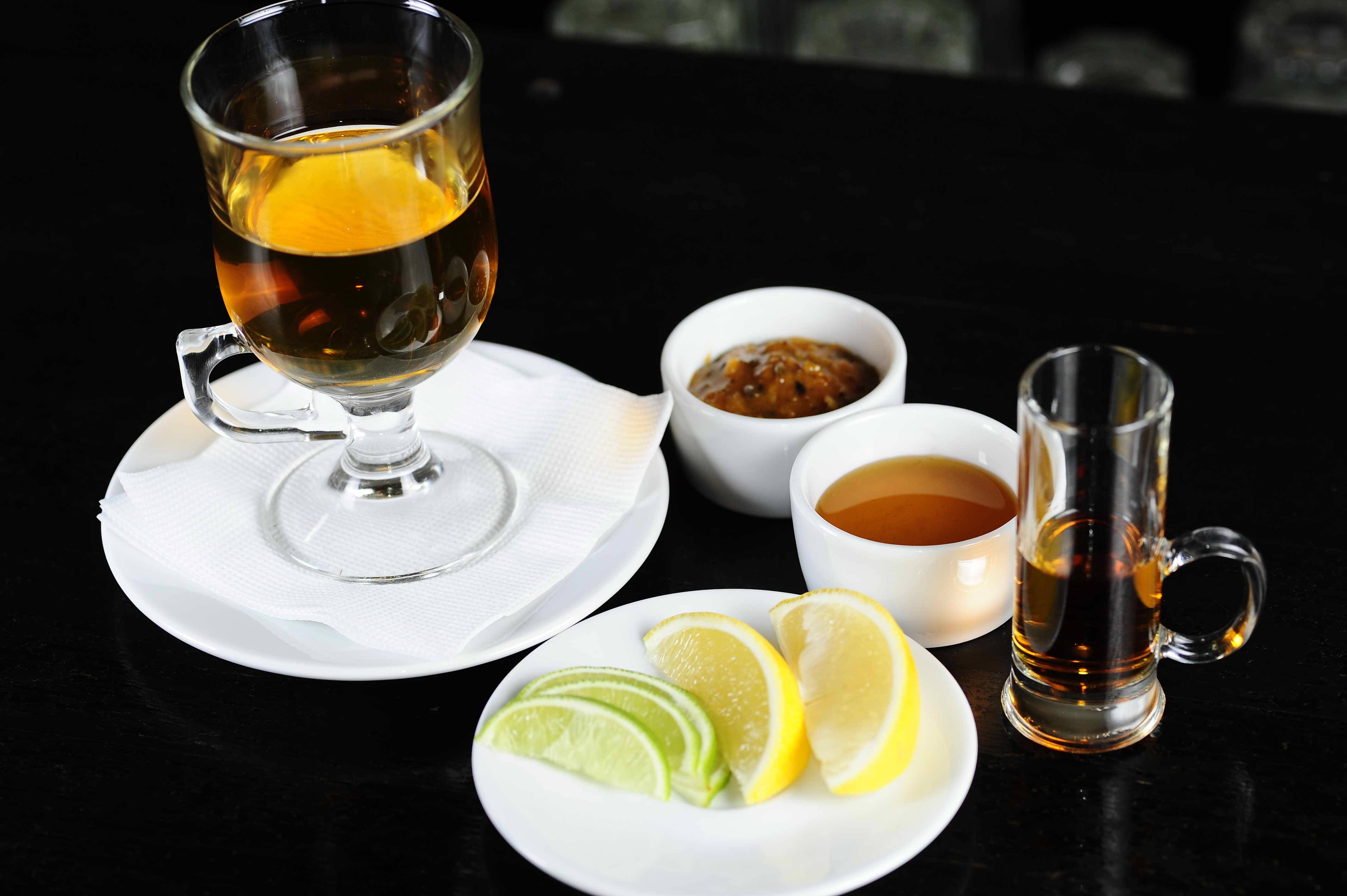 Приготовление коньяка из самогона с чаем – как правильно пить