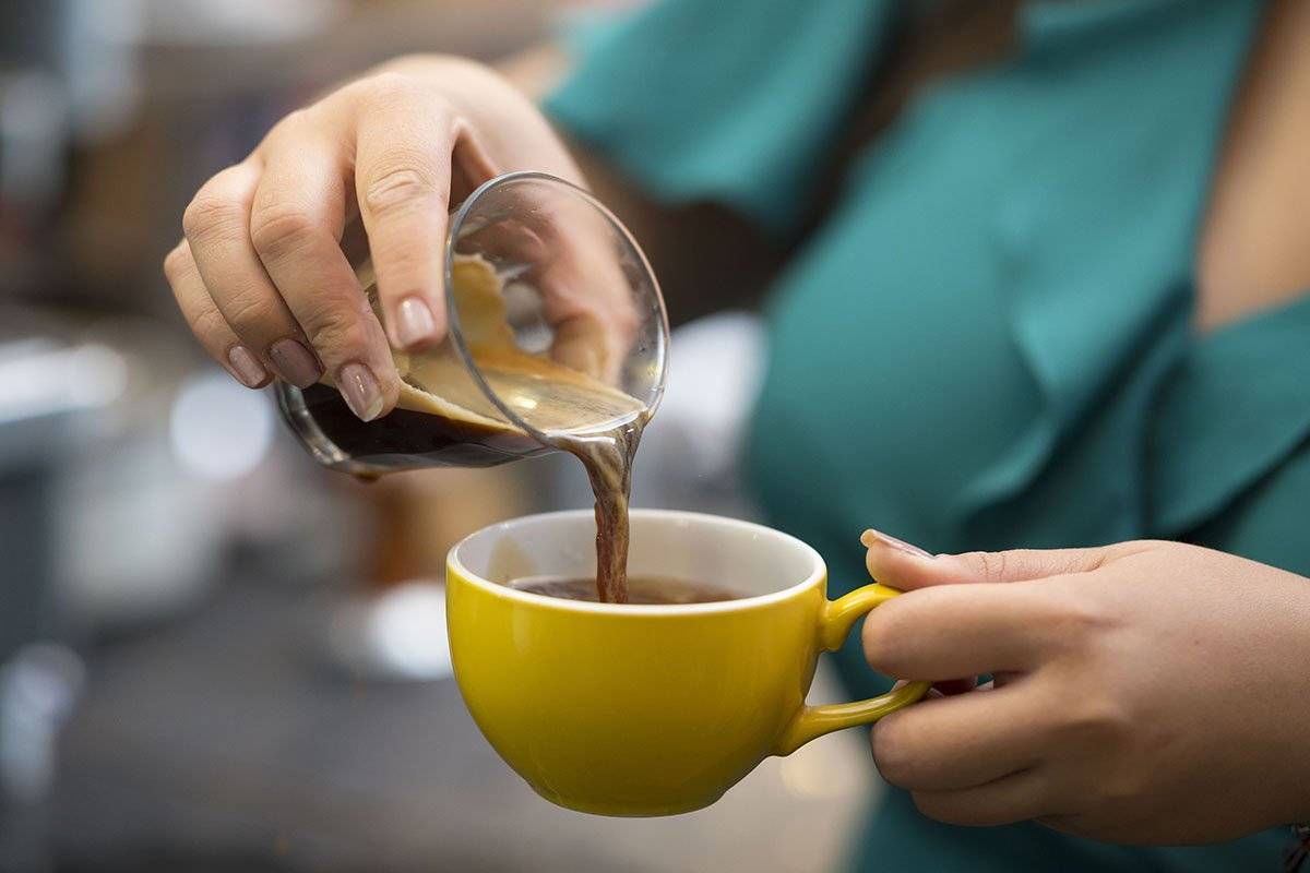 Почему после кофе полезно пить воду и какую лучше. правила и способы употребления кофейных напитков