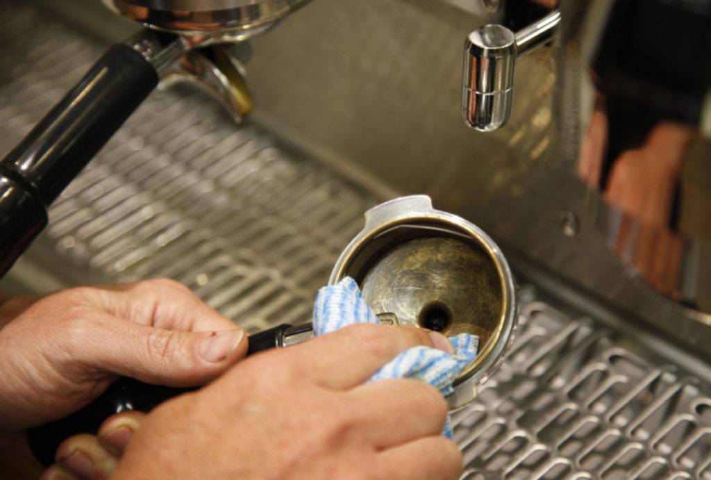 Чем и как почистить кофеварку от накипи?