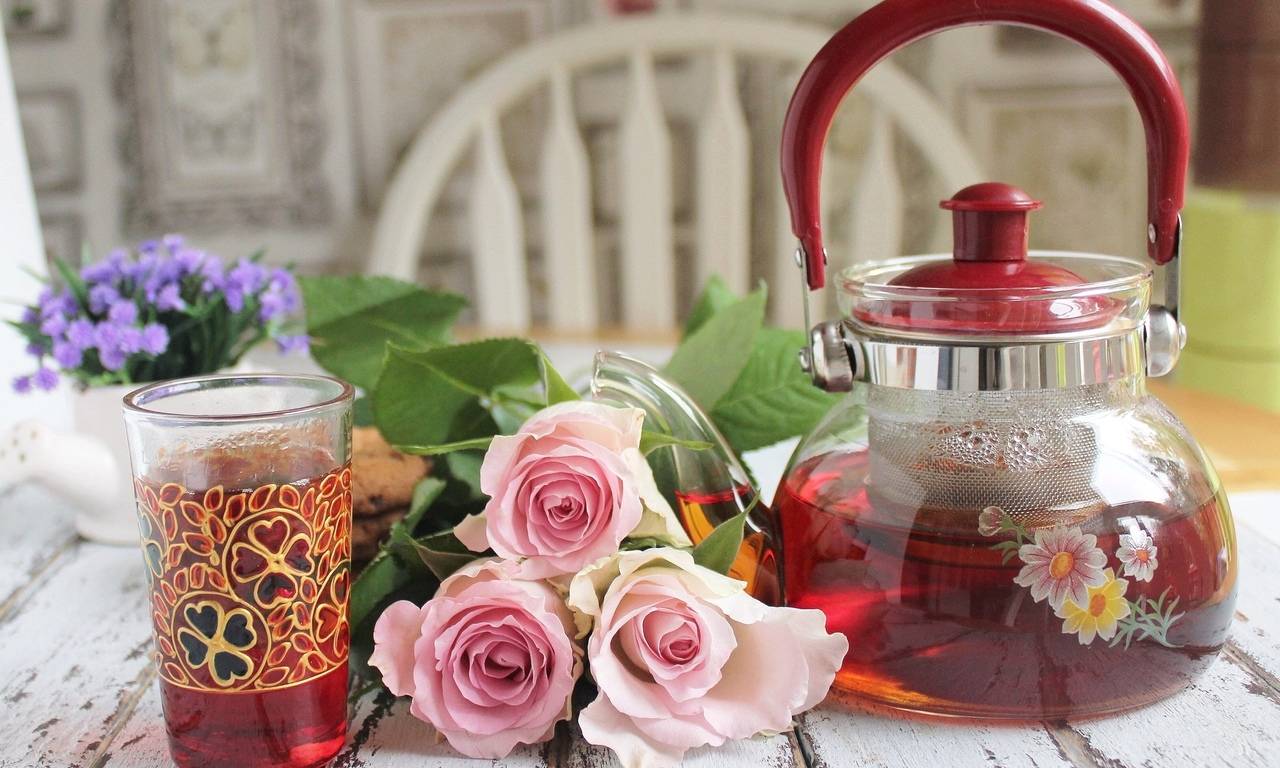 Чай из лепестков роз: полезные свойства и рецепты