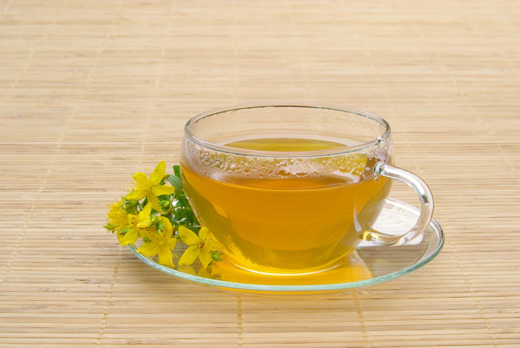 Чай из зверобоя - польза и вред для мужчин и женщин