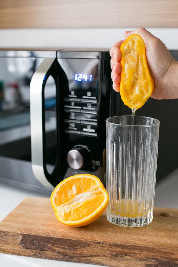 Как выжать сок из апельсина без соковыжималки?