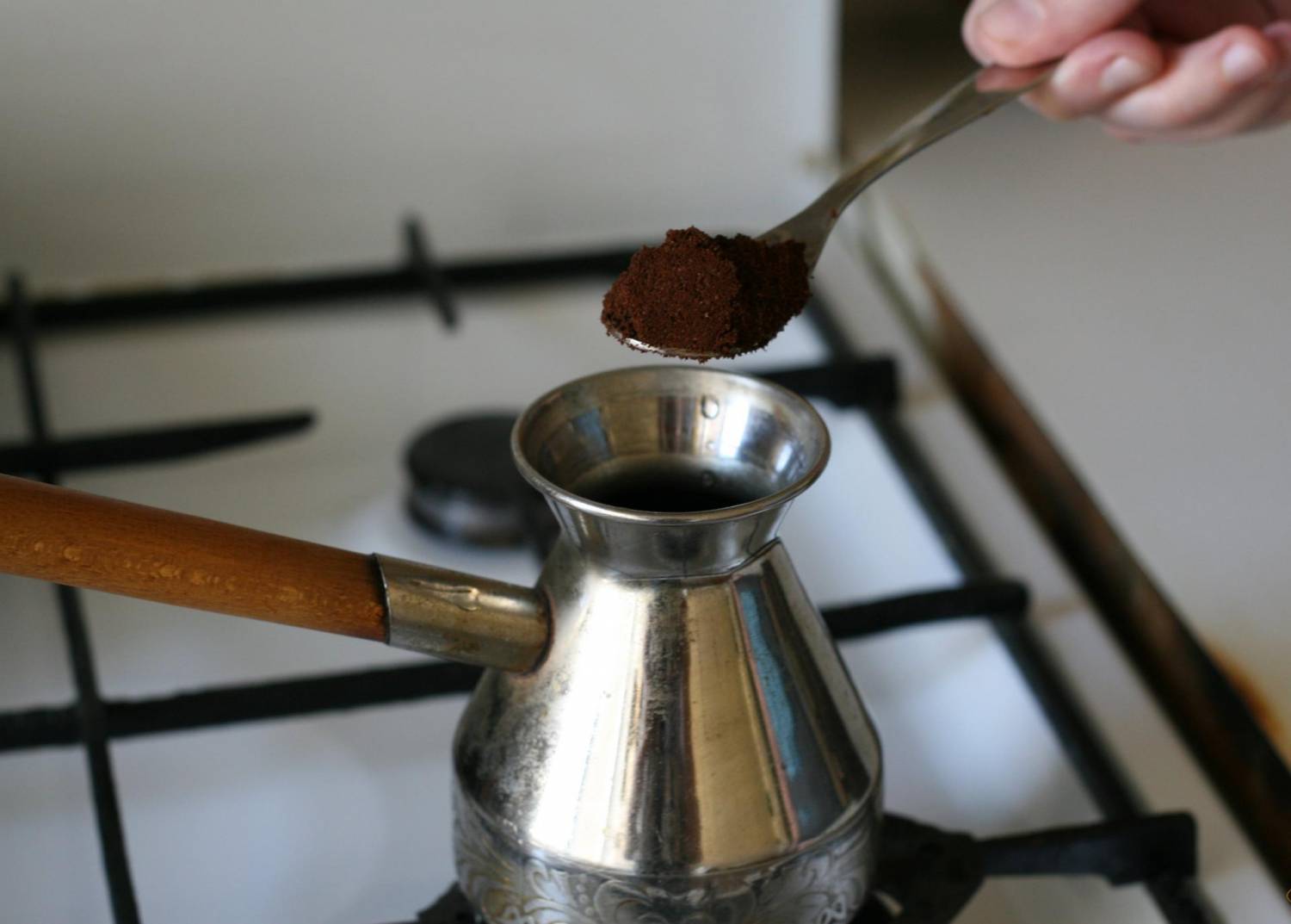 Как сварить кофе в кастрюле и в ковшике на плите: рецепты