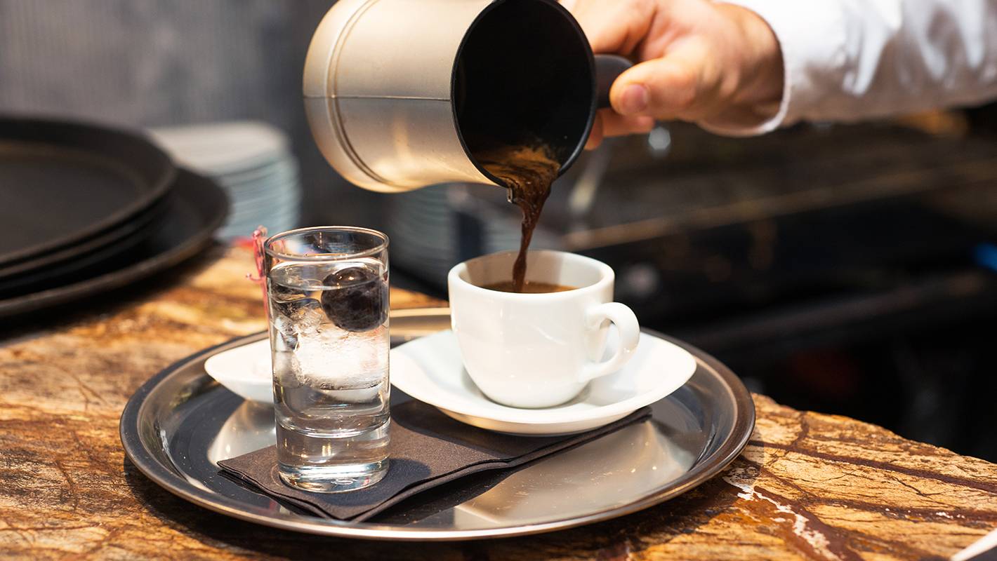 Зачем подают воду к кофе, как правильно пить