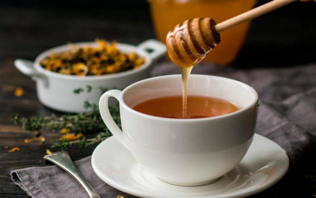 Чай с медом: с лимоном и имбирем, можно ли пить зеленый, черный, горячий, вечером, польза, для похудения, при температуре, добавлять, как приготовить