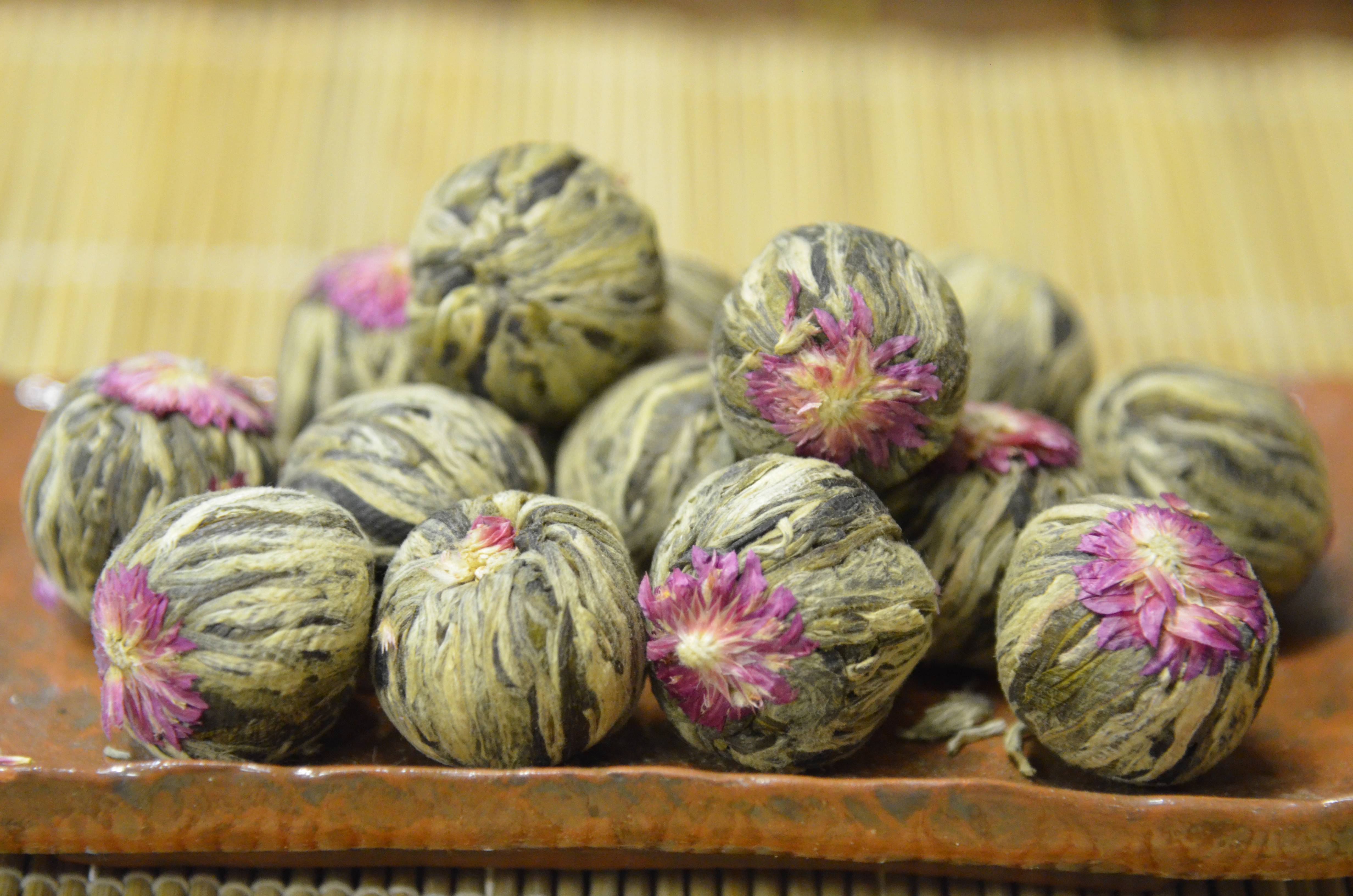 Связанные чаи — цветки и чайные листья
