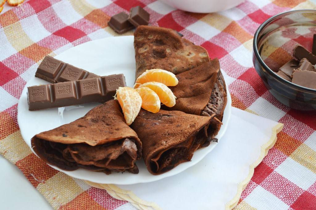 Шоколадные блины: на кефире, на молоке, заварные, с шоколадом и другие рецепты