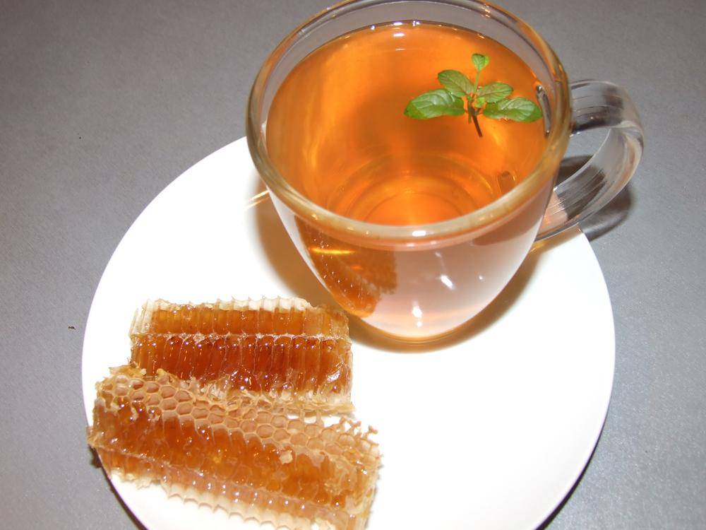 Чай вместе с медом полезен для глаз, он лечит простуду и псориаз