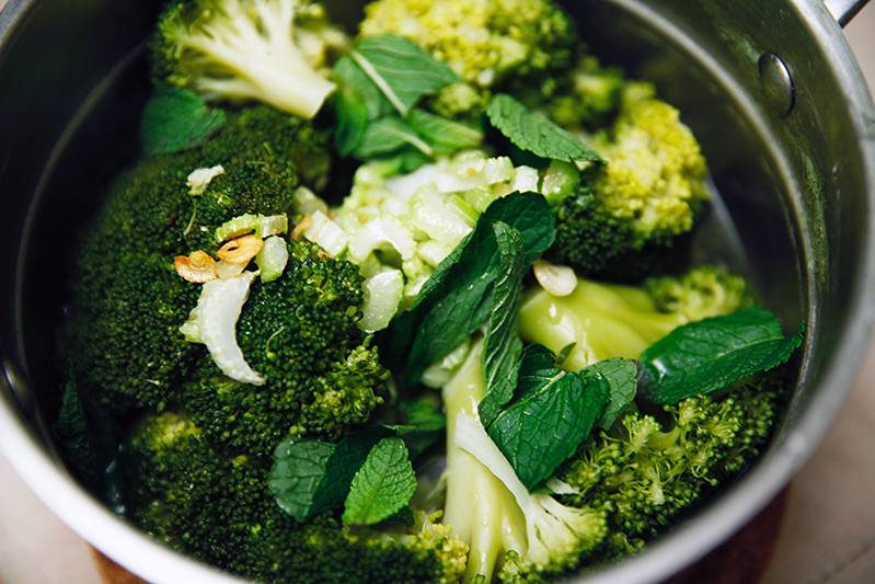 10 рецептов зеленых детокс-смузи, которые помогут очистить организм :: инфониак