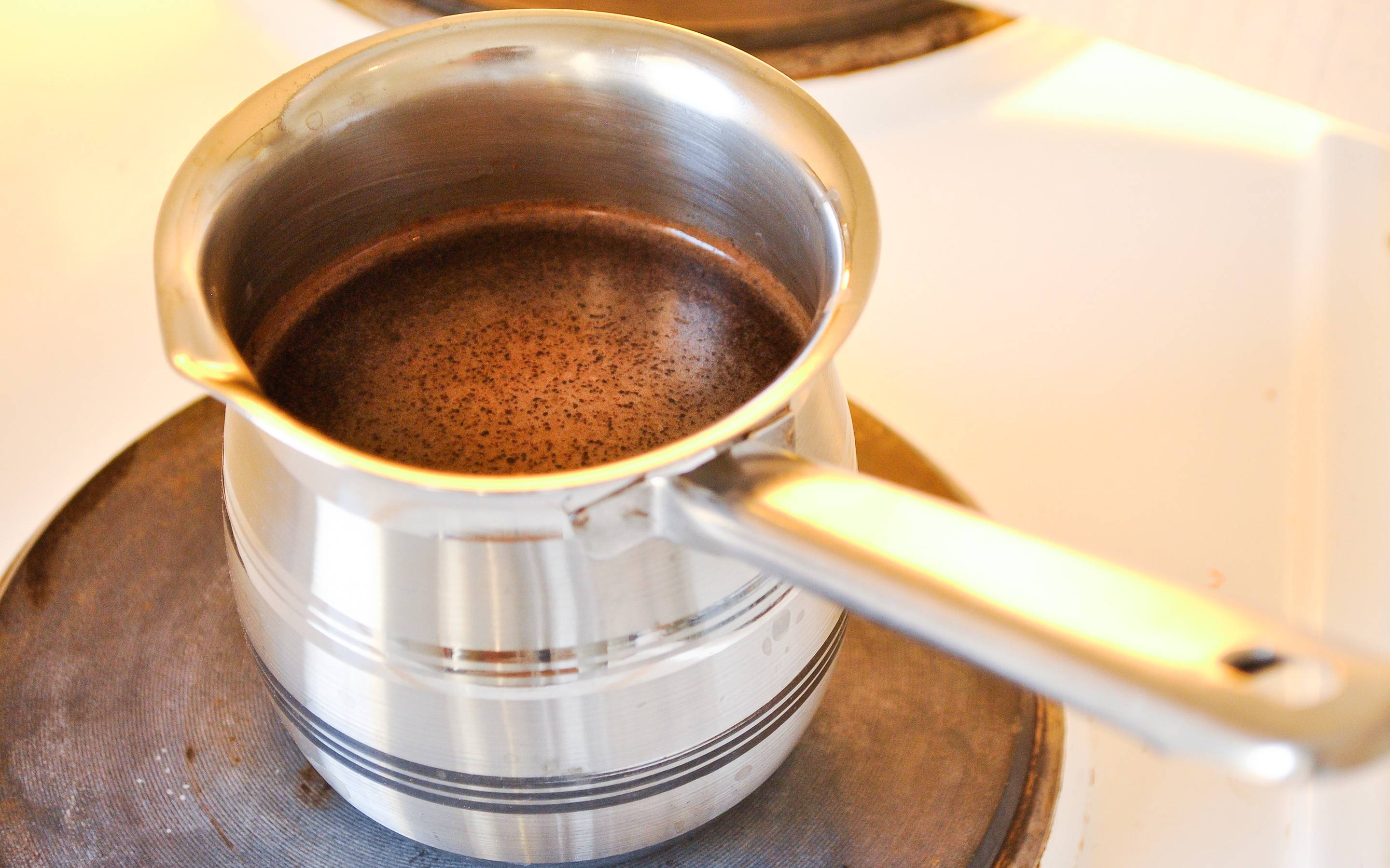 Как правильно варить молотый кофе в кастрюле на плите