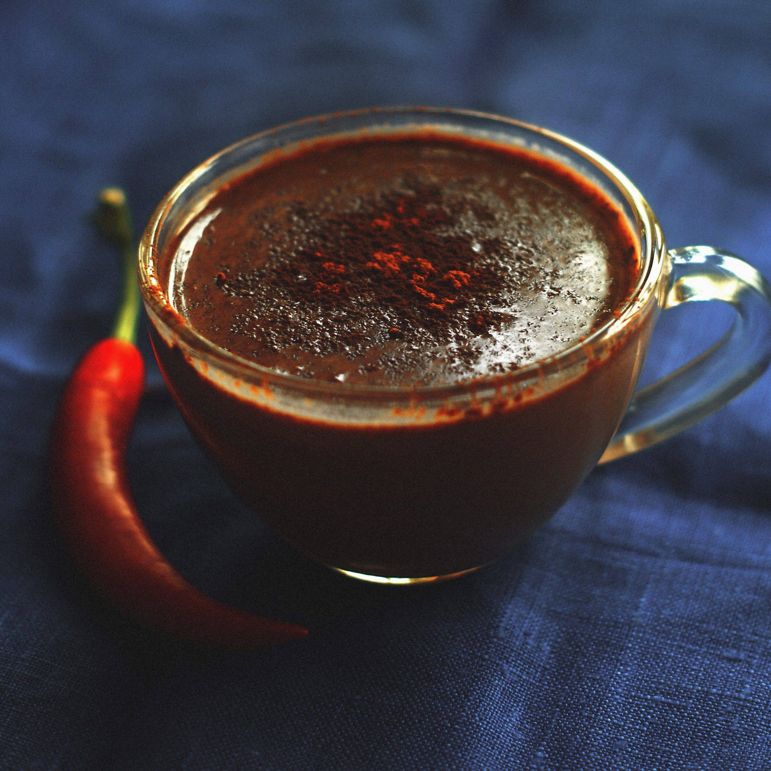 Острый и пряный. Пряный какао. Ромовый горячий шоколад. Горячий шоколад напиток. Кофе с перцем.