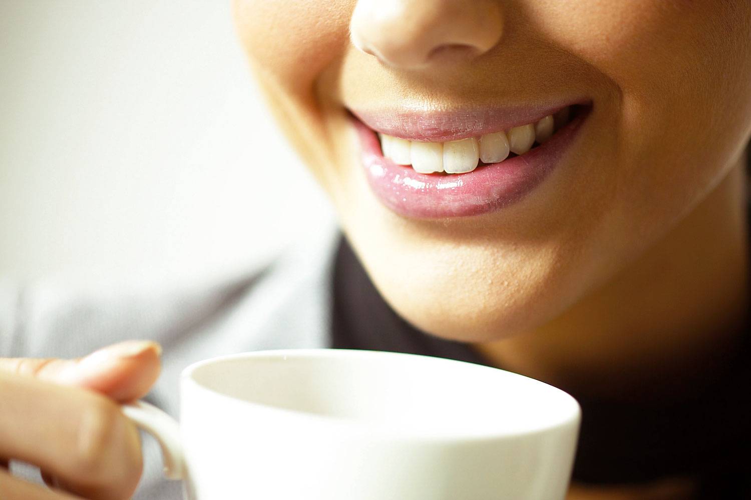 Пятна от кофе на зубах: как отбелить в домашних условиях