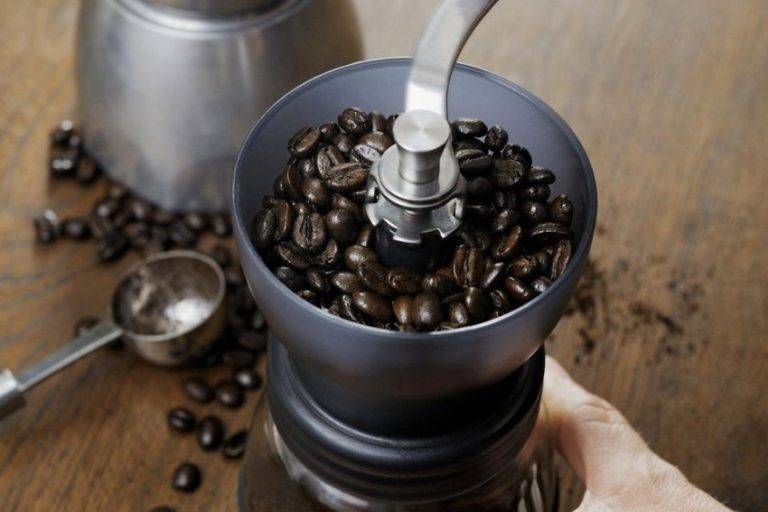 Молотый кофе помол. Измельчение кофейных зерен. Кофемолки ручные, для измельчения кофе. Кофейные зерна в кофемолке. Измельчение зёрен кофе.