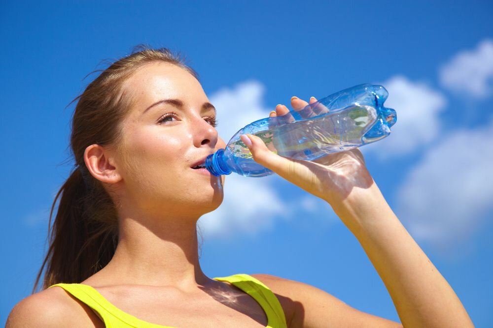 Сколько нужно пить воды в день летом и на отпуске в жару