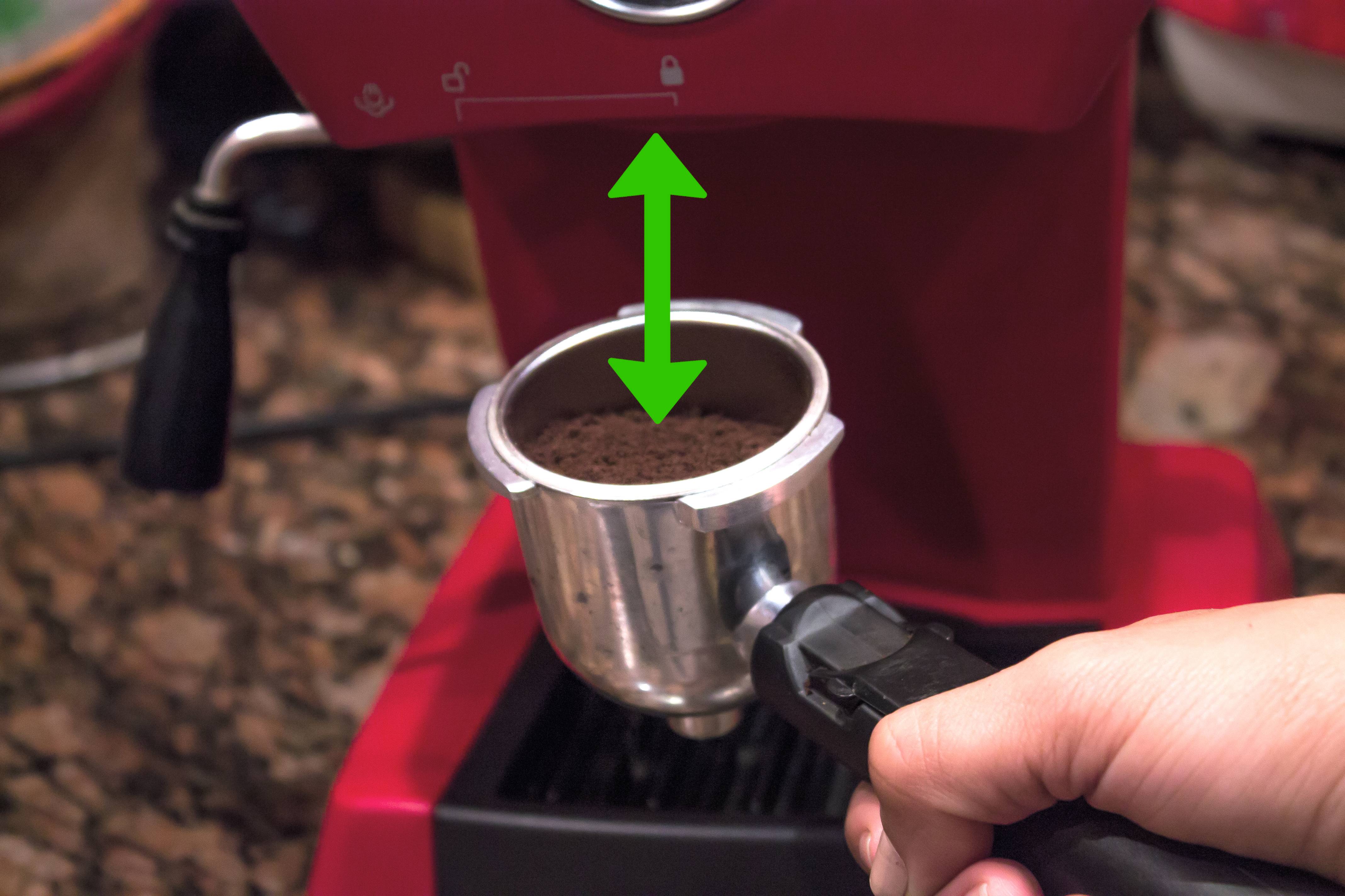 Кофемашина льет воду. Приготовление кофе в кофеварке эспрессо. Приготовление в кофемашине. Готовим кофе в кофемашине. Как заваривать кофе в кофемашине.