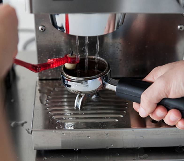 Как правильно очистить кофемашину в домашних условиях?