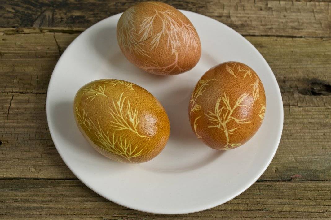 Как покрасить яйца на пасху чаем каркаде