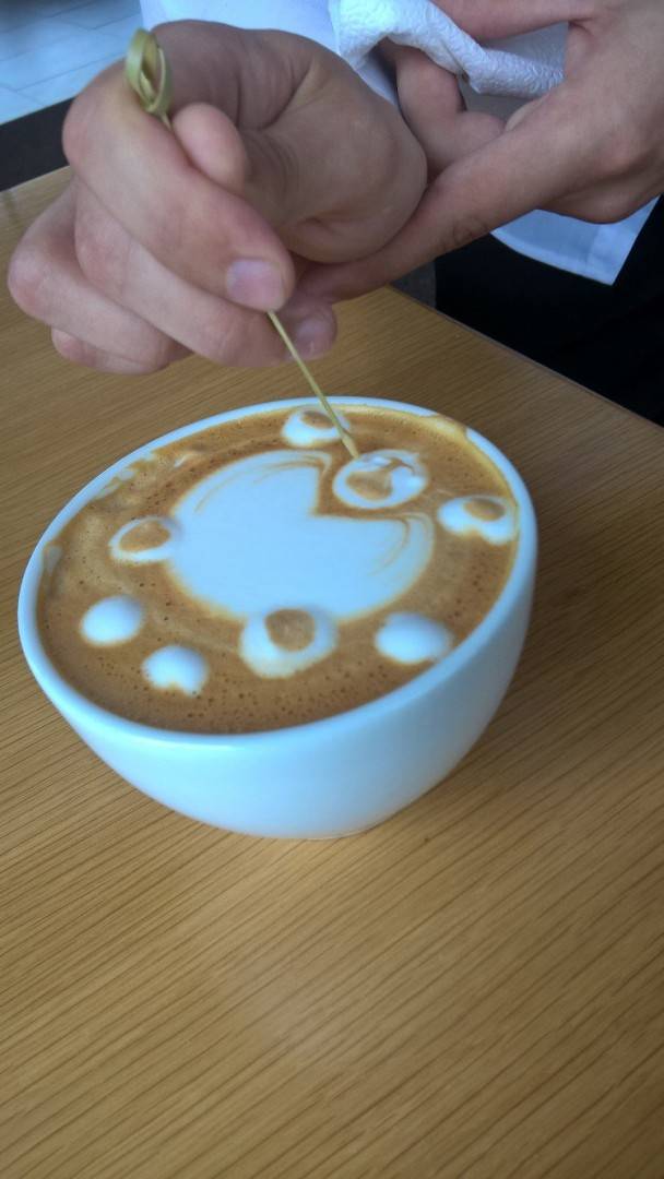 Как сделать рисунок на кофе с помощью трафарета? | рутвет - найдёт ответ!