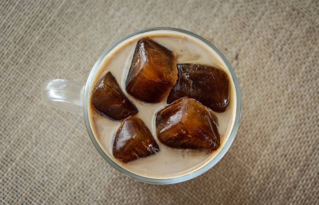 Кофейные кубики льда. Лед из кофе. Замороженный кофе. Кубики льда из кофе. Кофе в кубиках.