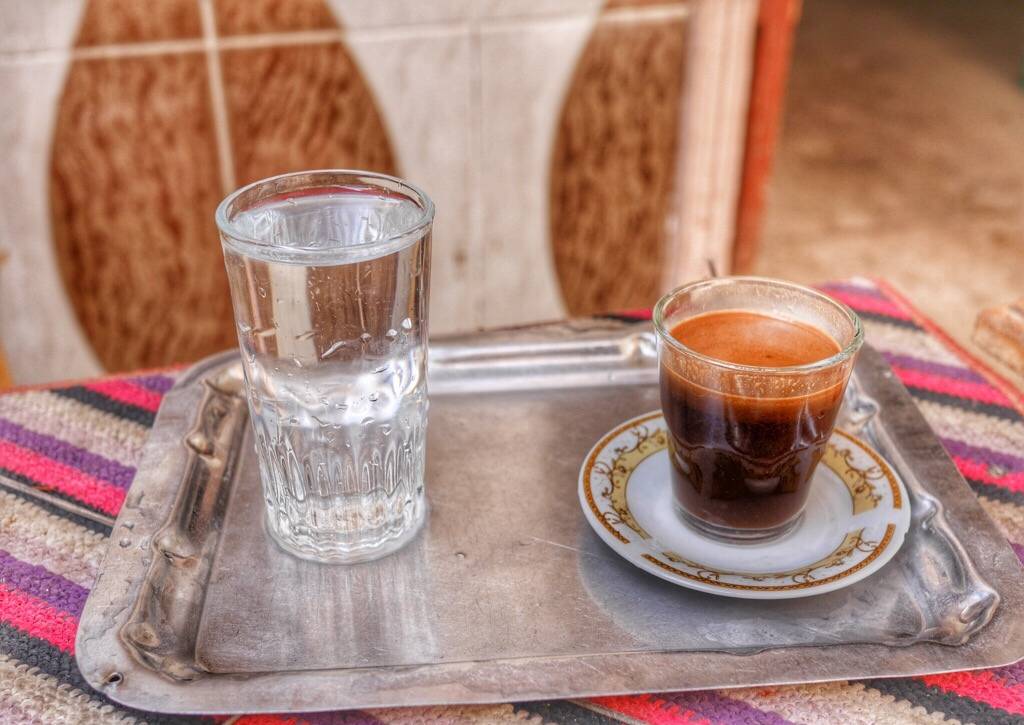 Зачем пить воду после кофе – все за и против восточной традиции